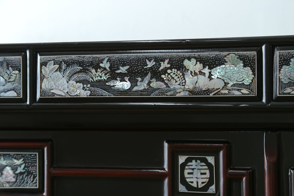 中古　韓国民芸家具　美品　高級品!!　幻想的な螺鈿細工が施されたガラス扉のキャビネット　定価推定120万から150万円　(R-086242)