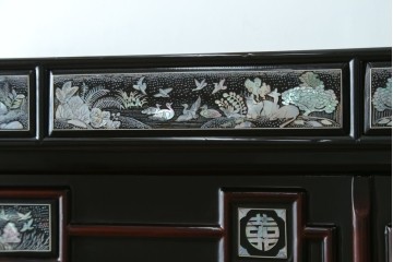 中古　韓国民芸家具　美品　高級品!!　幻想的な螺鈿細工が施されたガラス扉のキャビネット　定価推定120万から150万円　(R-086242)