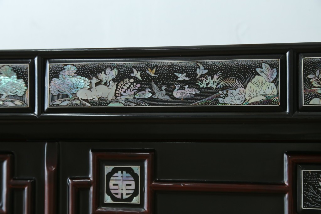 中古　韓国民芸家具　美品　高級品!!　幻想的な螺鈿細工が施されたガラス扉のキャビネット　定価推定120万から150万円　(R-086242)