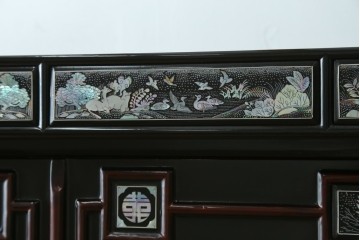 中古　韓国民芸家具　美品　高級品!!　幻想的な螺鈿細工が施されたガラス扉のキャビネット　定価推定120万から150万円　(R-086242)