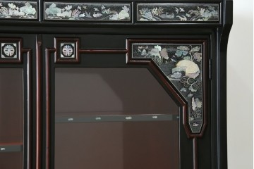 中古　韓国民芸家具　美品　高級品!!　幻想的な螺鈿細工が施されたガラス扉のキャビネット　定価推定120万から150万円　(R-086242)