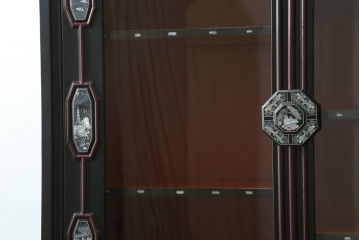 中古　韓国民芸家具　美品　高級品!!　幻想的な螺鈿細工が施されたガラス扉のキャビネット　定価推定120万から150万円　(R-086242)