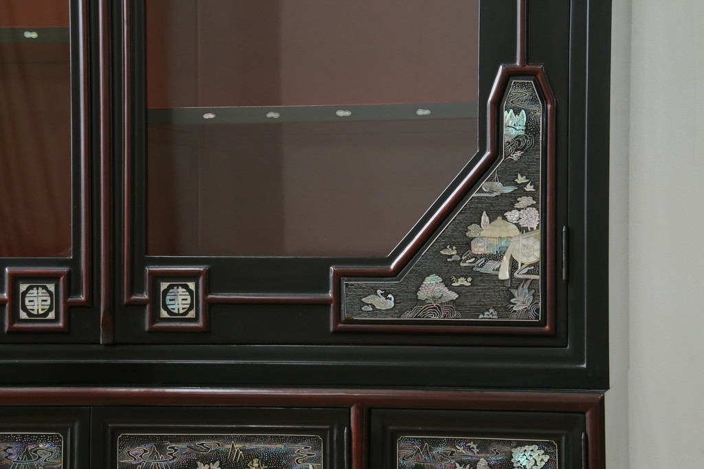 中古　韓国民芸家具　美品　高級品!!　幻想的な螺鈿細工が施されたガラス扉のキャビネット　定価推定120万から150万円　(R-086242)