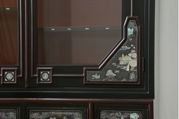 中古　韓国民芸家具　美品　高級品!!　幻想的な螺鈿細工が施されたガラス扉のキャビネット　定価推定120万から150万円　(R-086242)