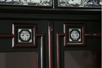 中古　韓国民芸家具　美品　高級品!!　幻想的な螺鈿細工が施されたガラス扉のキャビネット　定価推定120万から150万円　(R-086242)