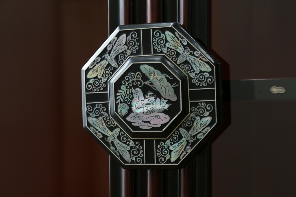 中古　韓国民芸家具　美品　高級品!!　幻想的な螺鈿細工が施されたガラス扉のキャビネット　定価推定120万から150万円　(R-086242)