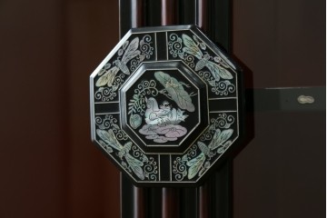 中古　韓国民芸家具　美品　高級品!!　幻想的な螺鈿細工が施されたガラス扉のキャビネット　定価推定120万から150万円　(R-086242)