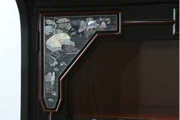 中古　韓国民芸家具　美品　高級品!!　幻想的な螺鈿細工が施されたガラス扉のキャビネット　定価推定120万から150万円　(R-086242)