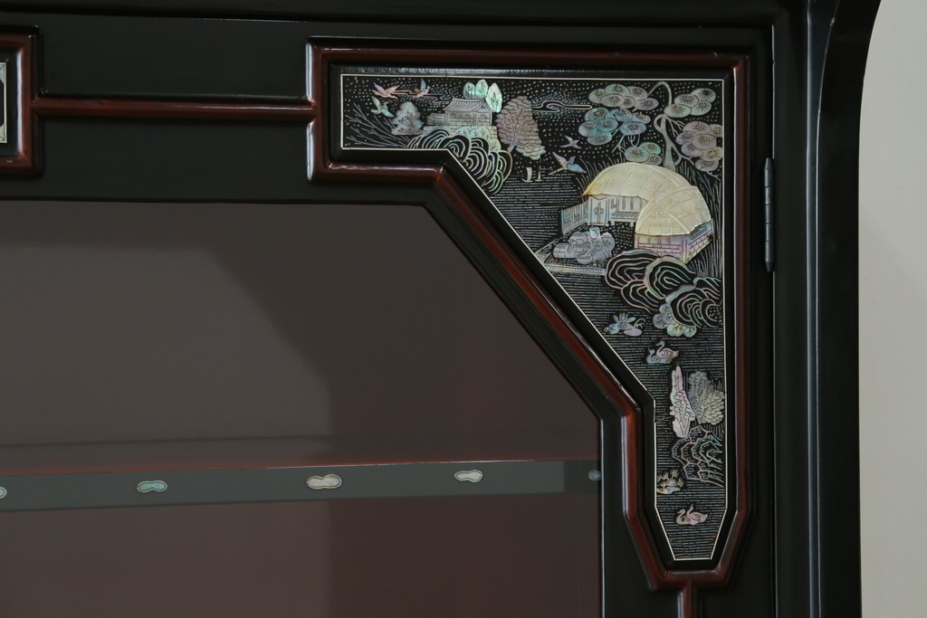 中古　韓国民芸家具　美品　高級品!!　幻想的な螺鈿細工が施されたガラス扉のキャビネット　定価推定120万から150万円　(R-086242)