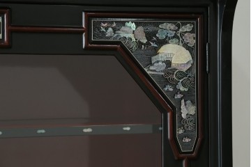 中古　韓国民芸家具　美品　高級品!!　幻想的な螺鈿細工が施されたガラス扉のキャビネット　定価推定120万から150万円　(R-086242)