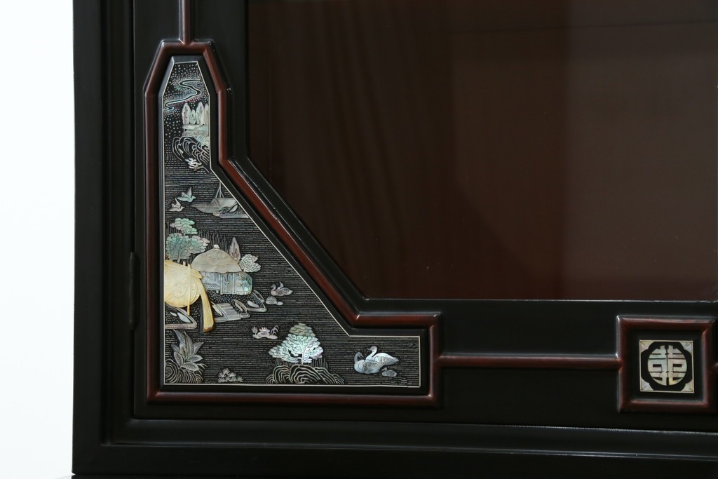 中古　韓国民芸家具　美品　高級品!!　幻想的な螺鈿細工が施されたガラス扉のキャビネット　定価推定120万から150万円　(R-086242)