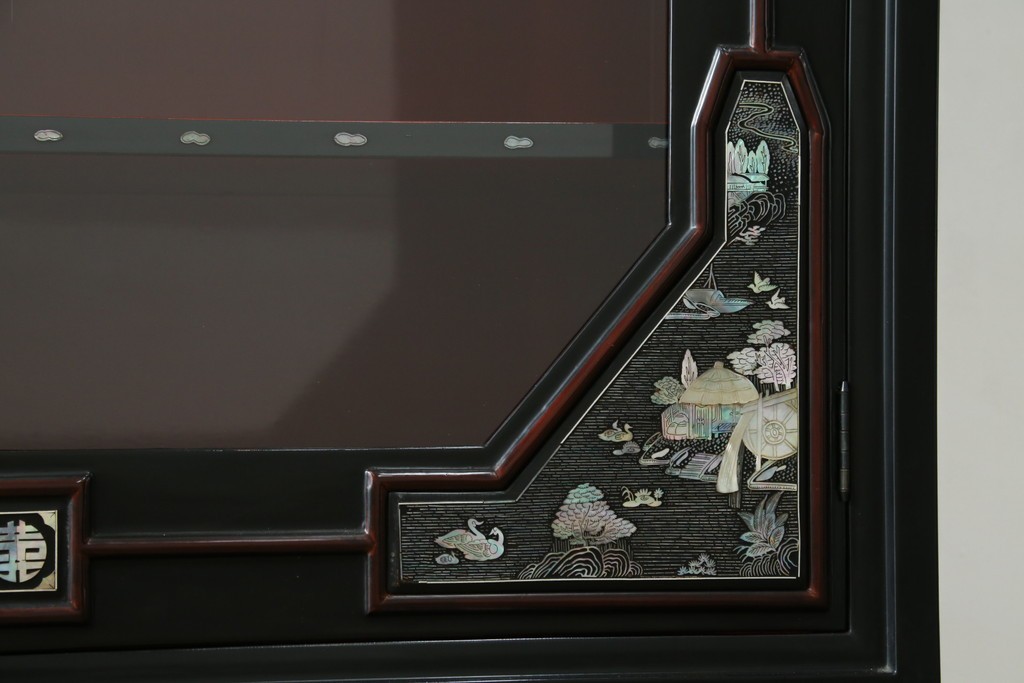 中古　韓国民芸家具　美品　高級品!!　幻想的な螺鈿細工が施されたガラス扉のキャビネット　定価推定120万から150万円　(R-086242)