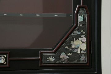 中古　韓国民芸家具　美品　高級品!!　幻想的な螺鈿細工が施されたガラス扉のキャビネット　定価推定120万から150万円　(R-086242)