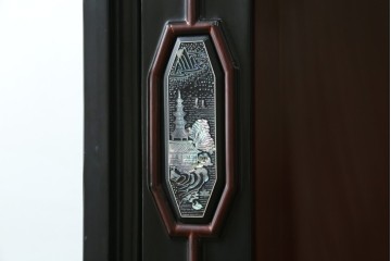 中古　韓国民芸家具　美品　高級品!!　幻想的な螺鈿細工が施されたガラス扉のキャビネット　定価推定120万から150万円　(R-086242)