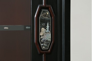 中古　韓国民芸家具　美品　高級品!!　幻想的な螺鈿細工が施されたガラス扉のキャビネット　定価推定120万から150万円　(R-086242)