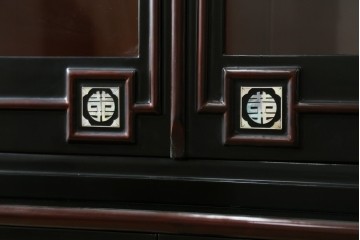 中古　韓国民芸家具　美品　高級品!!　幻想的な螺鈿細工が施されたガラス扉のキャビネット　定価推定120万から150万円　(R-086242)