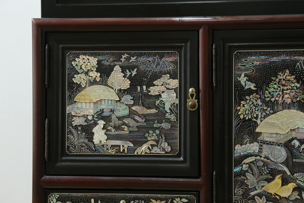 中古　韓国民芸家具　美品　高級品!!　幻想的な螺鈿細工が施されたガラス扉のキャビネット　定価推定120万から150万円　(R-086242)