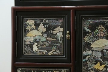 中古　韓国民芸家具　美品　高級品!!　幻想的な螺鈿細工が施されたガラス扉のキャビネット　定価推定120万から150万円　(R-086242)