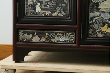 中古　韓国民芸家具　美品　高級品!!　幻想的な螺鈿細工が施されたガラス扉のキャビネット　定価推定120万から150万円　(R-086242)