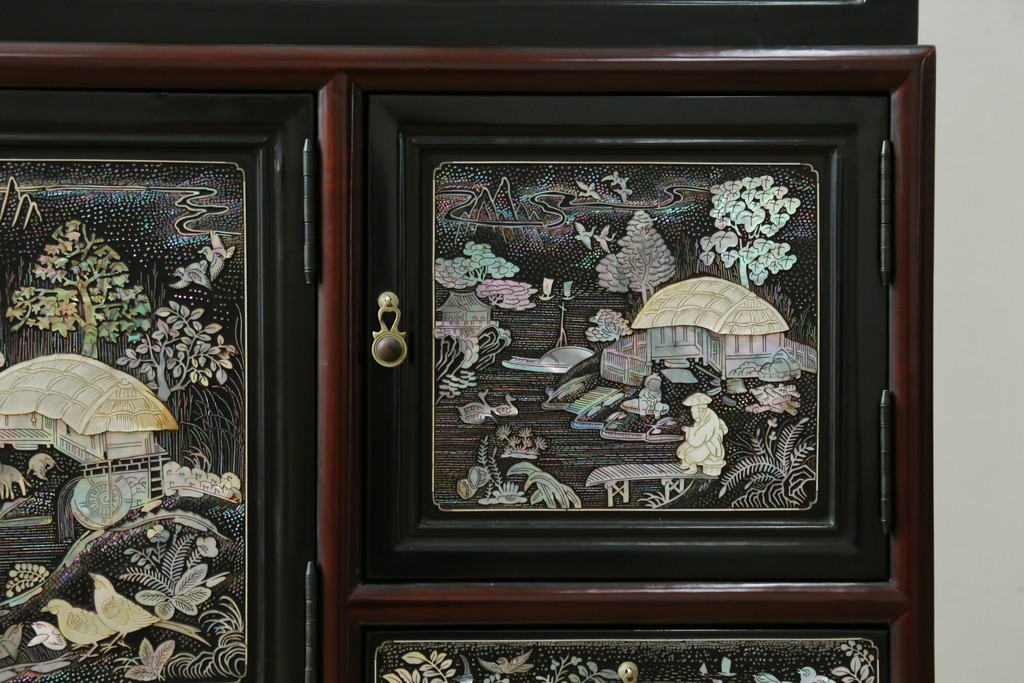 中古　韓国民芸家具　美品　高級品!!　幻想的な螺鈿細工が施されたガラス扉のキャビネット　定価推定120万から150万円　(R-086242)