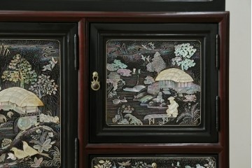 中古　韓国民芸家具　美品　高級品!!　幻想的な螺鈿細工が施されたガラス扉のキャビネット　定価推定120万から150万円　(R-086242)