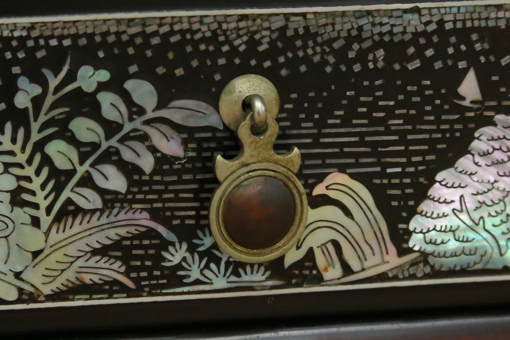 中古　韓国民芸家具　美品　高級品!!　幻想的な螺鈿細工が施されたガラス扉のキャビネット　定価推定120万から150万円　(R-086242)