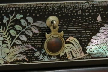 中古　韓国民芸家具　美品　高級品!!　幻想的な螺鈿細工が施されたガラス扉のキャビネット　定価推定120万から150万円　(R-086242)