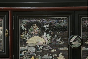 中古　韓国民芸家具　美品　高級品!!　幻想的な螺鈿細工が施されたガラス扉のキャビネット　定価推定120万から150万円　(R-086242)