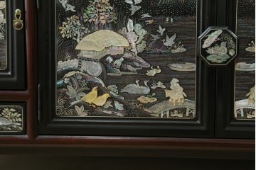 中古　韓国民芸家具　美品　高級品!!　幻想的な螺鈿細工が施されたガラス扉のキャビネット　定価推定120万から150万円　(R-086242)