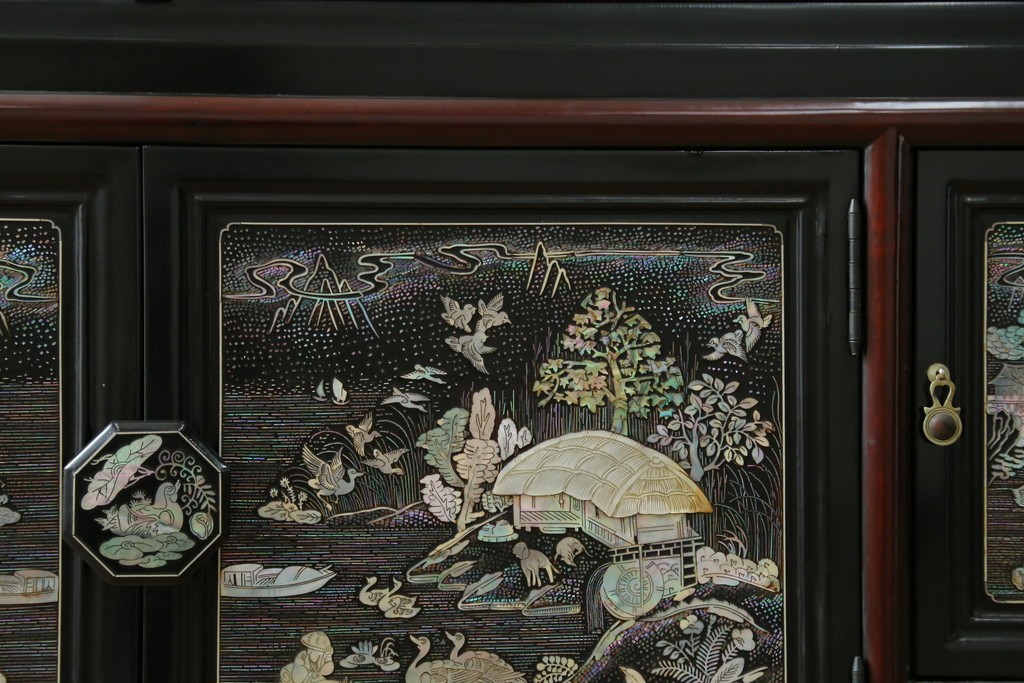 中古　韓国民芸家具　美品　高級品!!　幻想的な螺鈿細工が施されたガラス扉のキャビネット　定価推定120万から150万円　(R-086242)