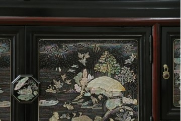 中古　韓国民芸家具　美品　高級品!!　幻想的な螺鈿細工が施されたガラス扉のキャビネット　定価推定120万から150万円　(R-086242)
