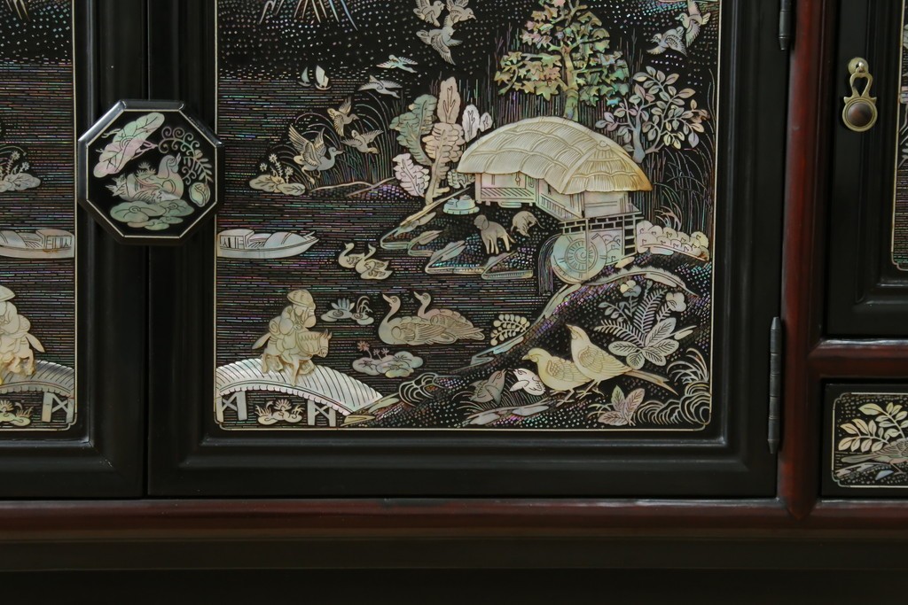 中古　韓国民芸家具　美品　高級品!!　幻想的な螺鈿細工が施されたガラス扉のキャビネット　定価推定120万から150万円　(R-086242)