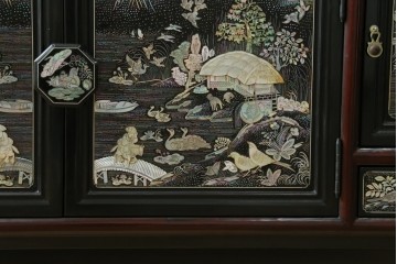 中古　韓国民芸家具　美品　高級品!!　幻想的な螺鈿細工が施されたガラス扉のキャビネット　定価推定120万から150万円　(R-086242)