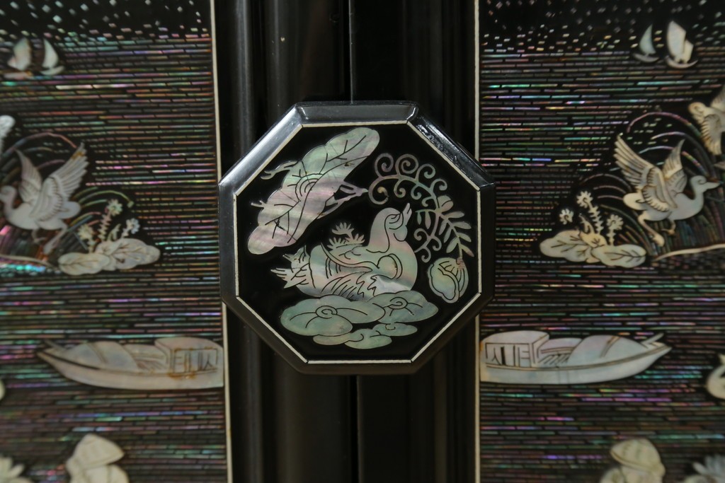 中古　韓国民芸家具　美品　高級品!!　幻想的な螺鈿細工が施されたガラス扉のキャビネット　定価推定120万から150万円　(R-086242)
