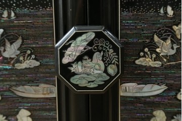 中古　韓国民芸家具　美品　高級品!!　幻想的な螺鈿細工が施されたガラス扉のキャビネット　定価推定120万から150万円　(R-086242)