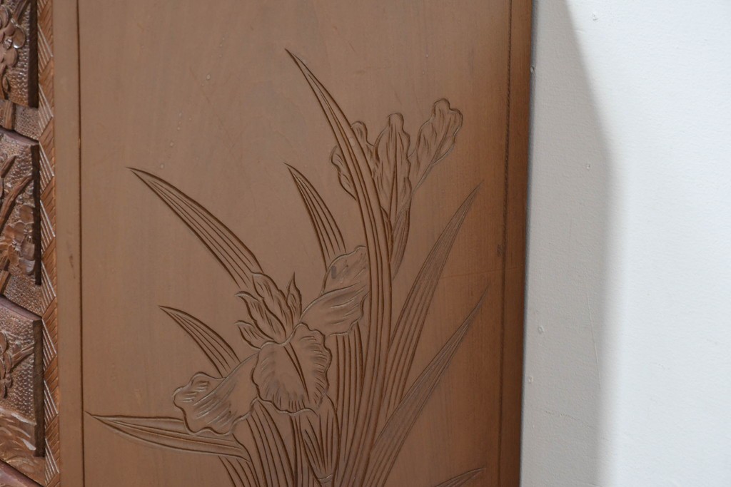 中古　日光彫り　草花文様の彫刻が見事な大振りサイズの小引き出し　(R-086246)