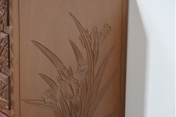 中古　日光彫り　草花文様の彫刻が見事な大振りサイズの小引き出し　(R-086246)