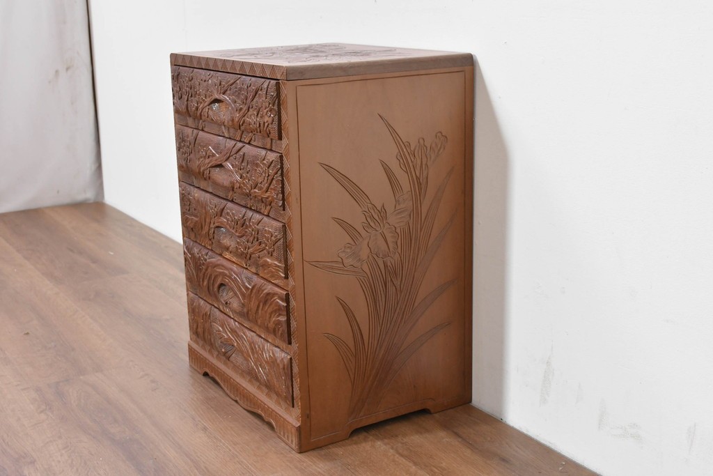 中古　日光彫り　草花文様の彫刻が見事な大振りサイズの小引き出し　(R-086246)