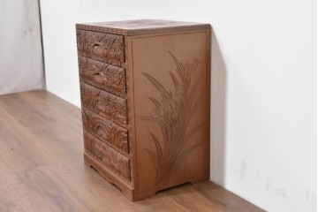中古　日光彫り　草花文様の彫刻が見事な大振りサイズの小引き出し　(R-086246)