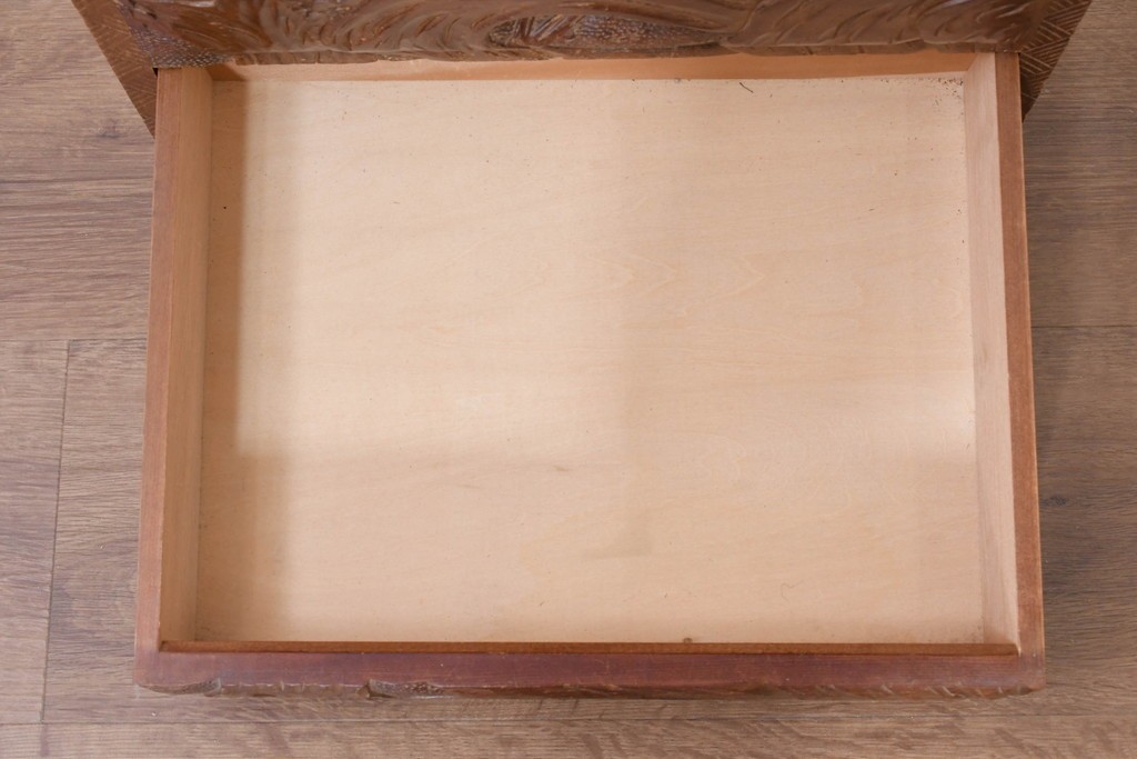 中古　日光彫り　草花文様の彫刻が見事な大振りサイズの小引き出し　(R-086246)