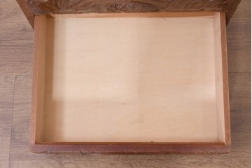 中古　日光彫り　草花文様の彫刻が見事な大振りサイズの小引き出し　(R-086246)