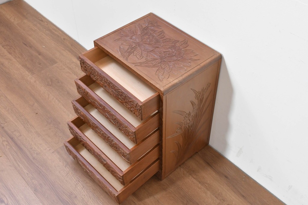 中古　日光彫り　草花文様の彫刻が見事な大振りサイズの小引き出し　(R-086246)
