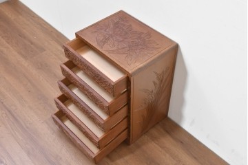 中古　日光彫り　草花文様の彫刻が見事な大振りサイズの小引き出し　(R-086246)