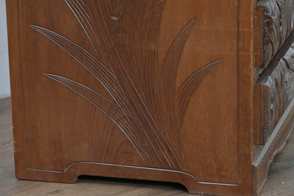 中古　日光彫り　草花文様の彫刻が見事な大振りサイズの小引き出し　(R-086246)