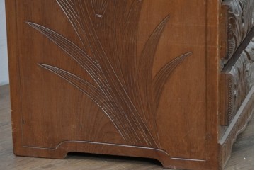 中古　日光彫り　草花文様の彫刻が見事な大振りサイズの小引き出し　(R-086246)