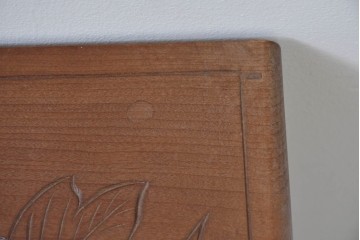 中古　日光彫り　草花文様の彫刻が見事な大振りサイズの小引き出し　(R-086246)