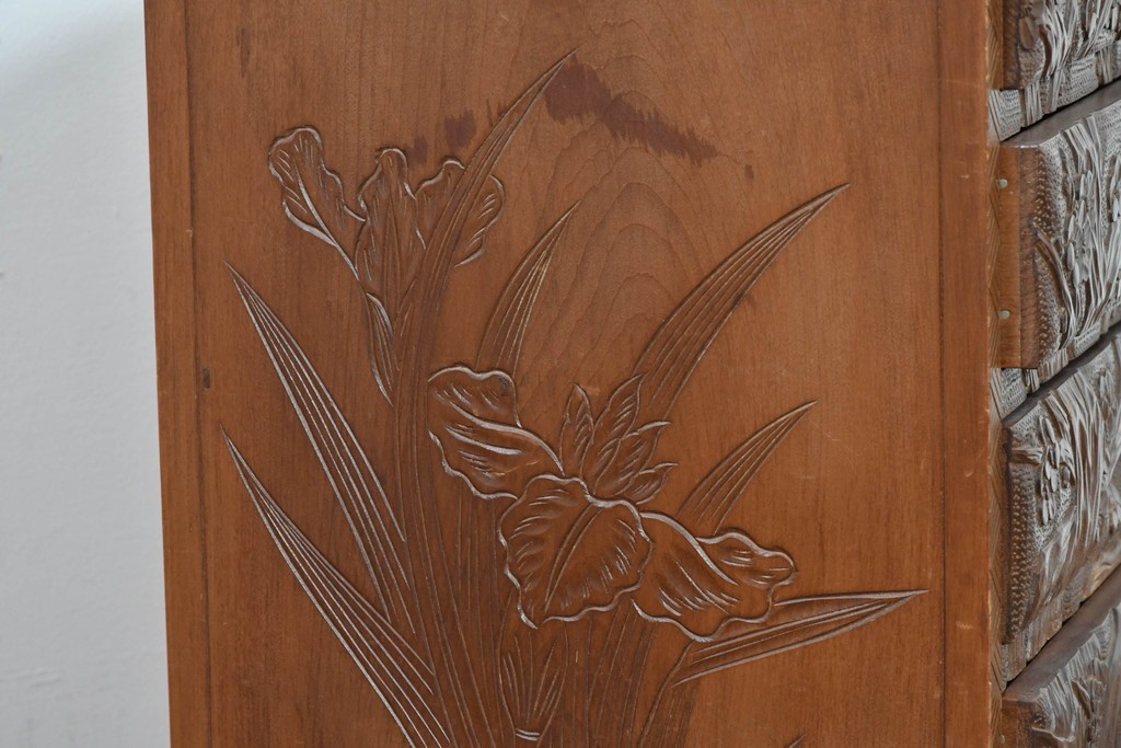 中古　日光彫り　草花文様の彫刻が見事な大振りサイズの小引き出し　(R-086246)
