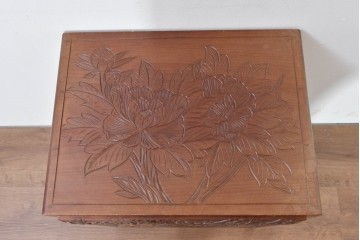 中古　日光彫り　草花文様の彫刻が見事な大振りサイズの小引き出し　(R-086246)