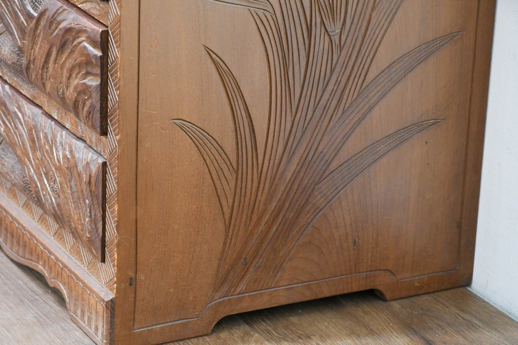 中古　日光彫り　草花文様の彫刻が見事な大振りサイズの小引き出し　(R-086246)