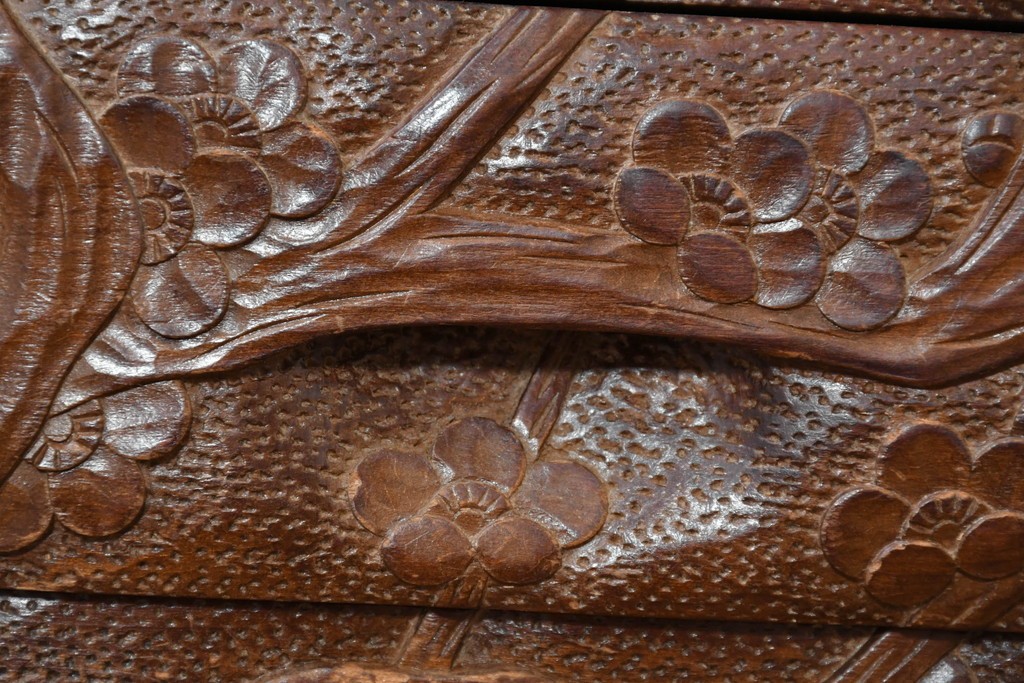 中古　日光彫り　草花文様の彫刻が見事な大振りサイズの小引き出し　(R-086246)